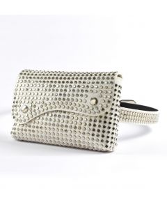 Borsa realizzata in eco pelle e ricoperta di borchie