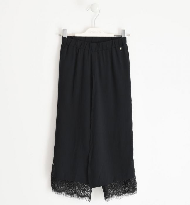 Particolare pantalone modello pareo in viscosa